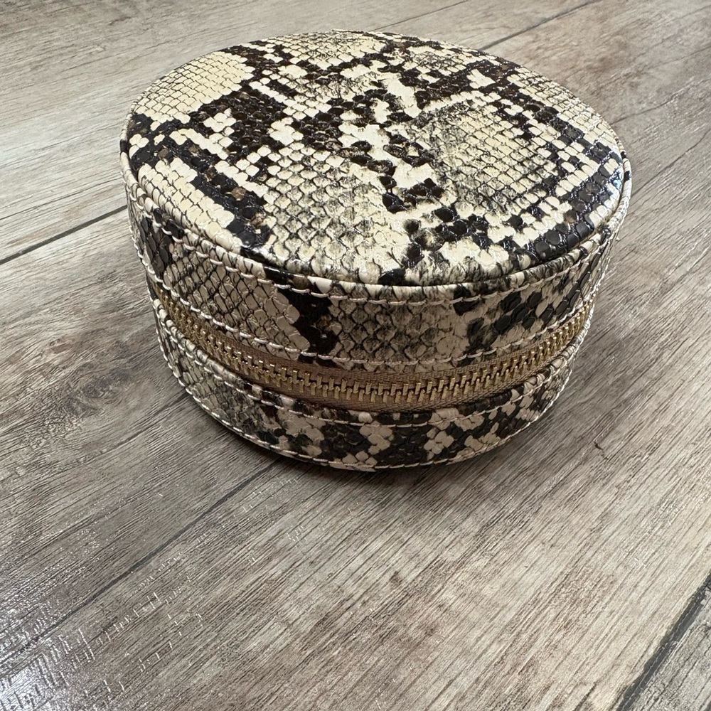 R H Macys & Co Black and Cream Snakeskin Jewelry Case